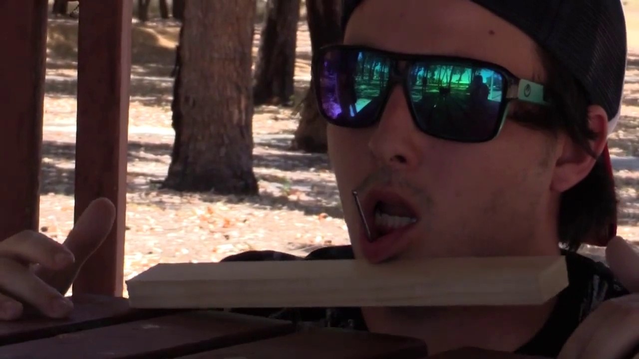 Piercing à la lèvre fait maison : tout seul comme un grand avec un clou!