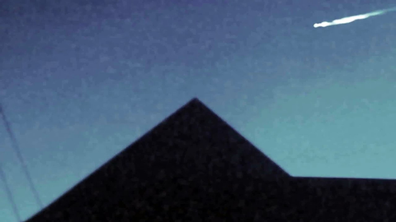 Un OVNI aperçu dans le ciel de californie, expulsant un objet pendant sa chute!