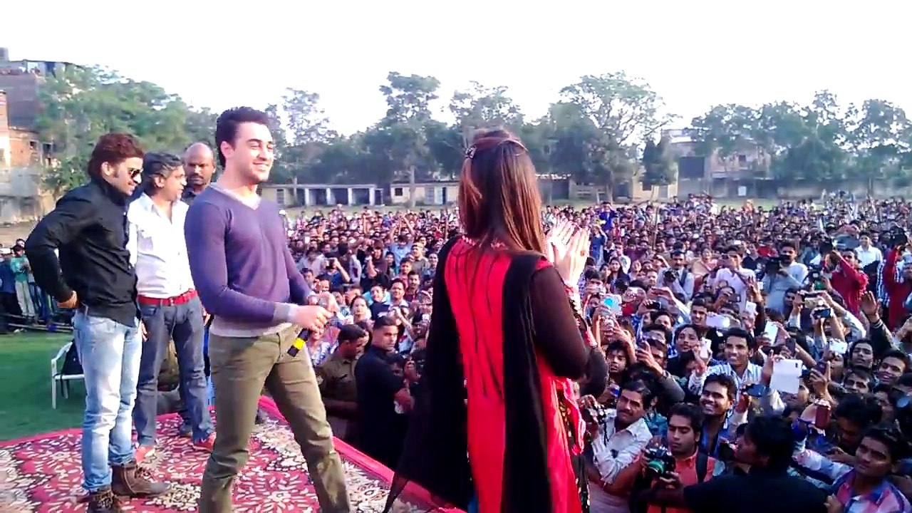 Kareena & Imran at Jaipur College - Gori Tere Pyaar Mein