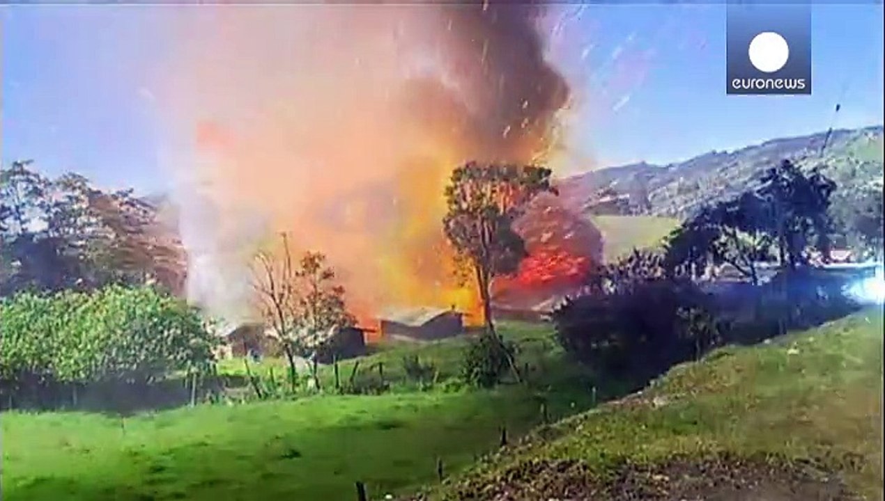 Spektakuläres video: lager mit feuerwerkskörpern explodiert