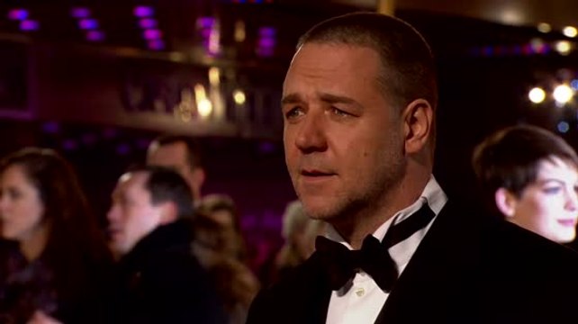 Russell Crowe est critiqué pour avoir dit que les actrices devraient jouer leur âge
