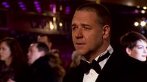 Russell Crowe est critiqué pour avoir dit que les actrices devraient jouer leur âge