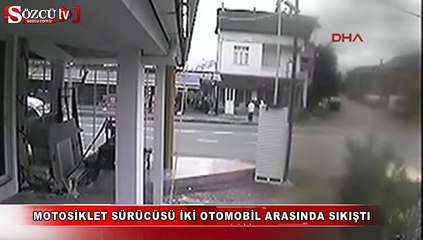 Motosiklet sürücüsü iki otomobil arasında sıkıştı
