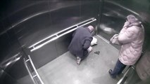 Un policier se tire dessus dans un ascenseur