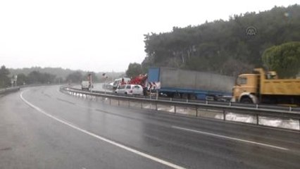 Devrilen Tır, İstanbul-İzmir Kara Yolunu Trafiğe Kapadı