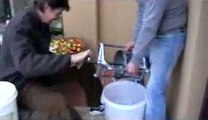 Presser les pommes pour faire du cidre