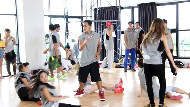 บรรยากาศ การซ้อมเต้น “คิดถึง D2B LIVE CONCERT 2014” EP 5