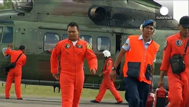 El mal tiempo obliga a suspender la búsqueda de los restos del avión de AirAsia