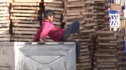 Çöpte Bulduğu Salatalık, Suriyeli Çocuğu Böyle Sevindirdi