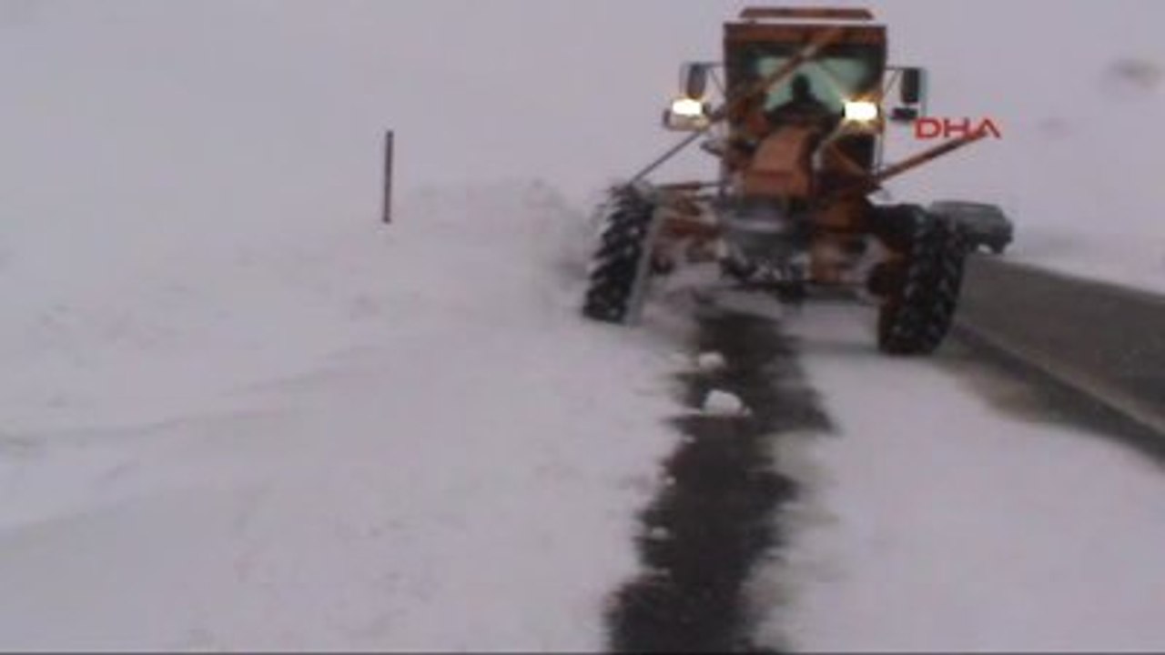 Muş Tipi Muş- Diyarbakır Karayolunu Kapattı