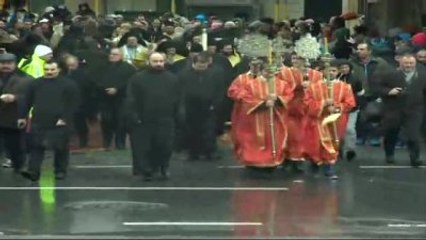 Haç Çıkartmak İçin Haliç'in Soğuk Sularına Atladılar