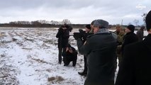 Ukrayna Cumhurbaşkanı Poroşenko otomatik silahla ateş ediyor