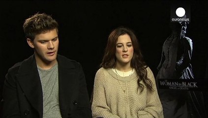 Siyahlı kadın çocuklara ölüm öpücüğü verecek