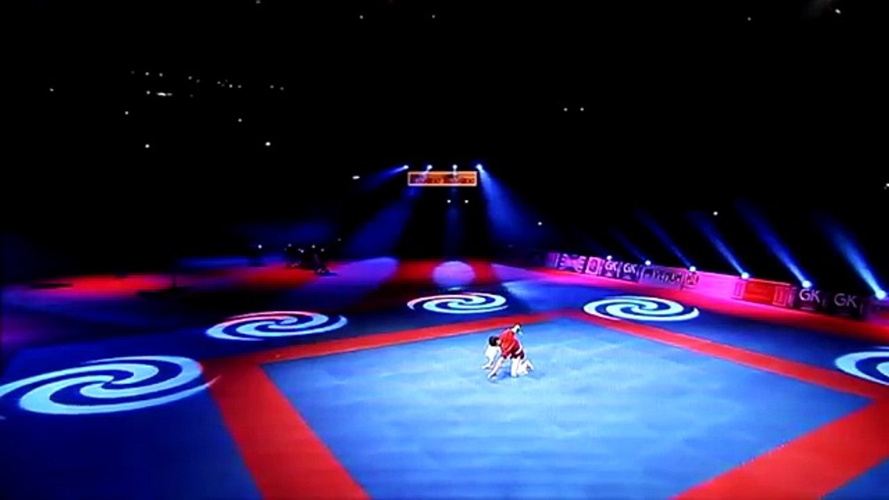 Jongle freestyle avec des armes