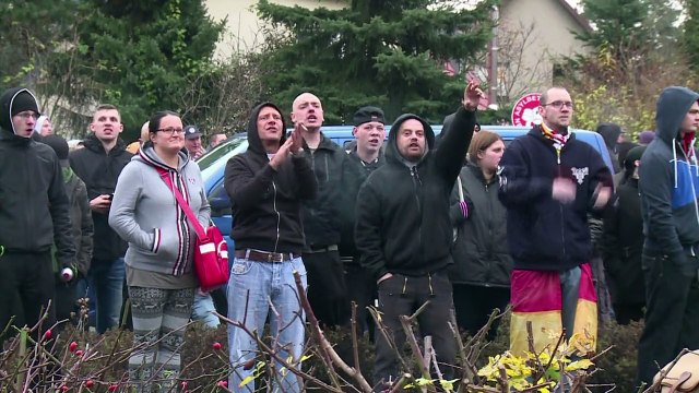 German anti-migrant march draws highest turnout,opponents rally