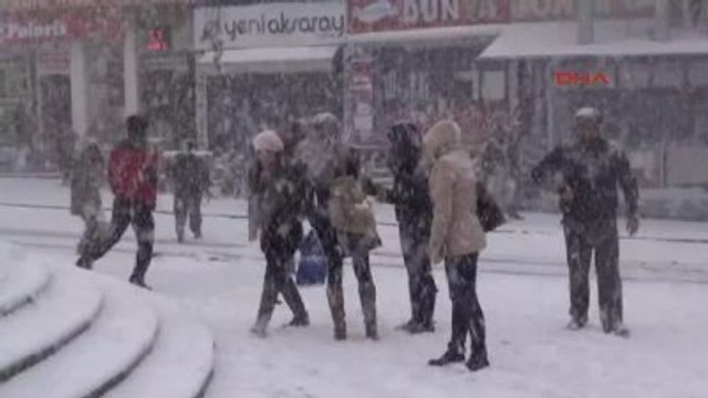 Aksaray'da Kar Ulaşımı Aksatıyor