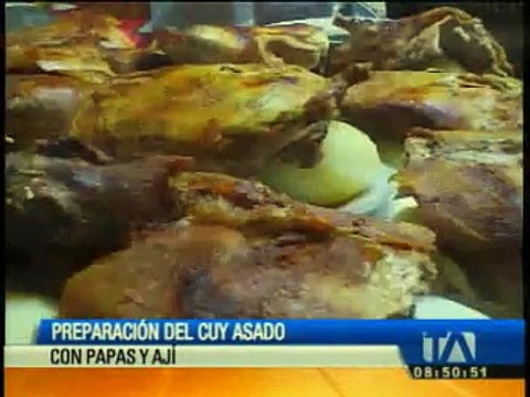 Preparación del cuy asado, uno de los platos característicos del Carchi