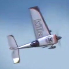 The wing of his plane stands : attention to landing.