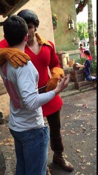 Gaston de La Belle et la Bête ridiculise un visiteur lors d'un concours de pompes