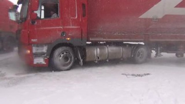 Ağrı-Erzurum Karayolu Kar ve Tipi Nedeniyle Ulaşıma Kapatıldı