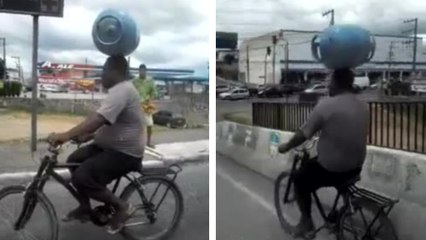 Rouler en vélo avec une bouteille de gaz en équilibre sur la tête