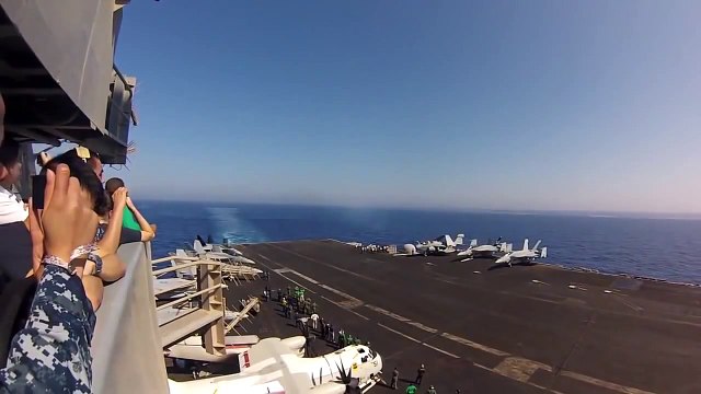 Avion de chasse passe le mur du son