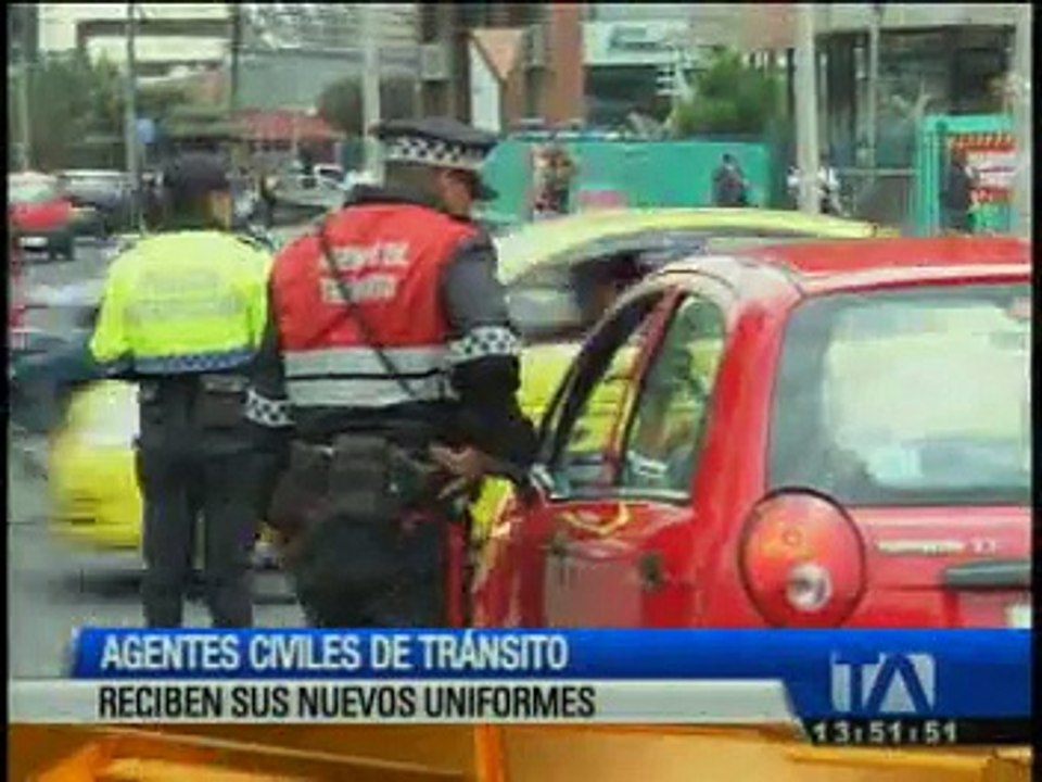 Agentes civiles de tránsito reciben nuevos uniformes