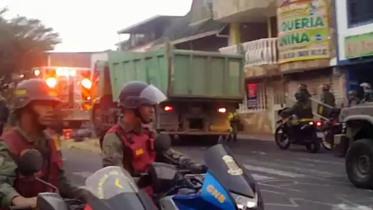 El despliegue militar en B.Sucre para quitar barricada