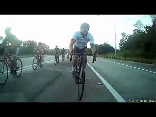Ciclista tem acidente impressionante durante uma prova em estrada