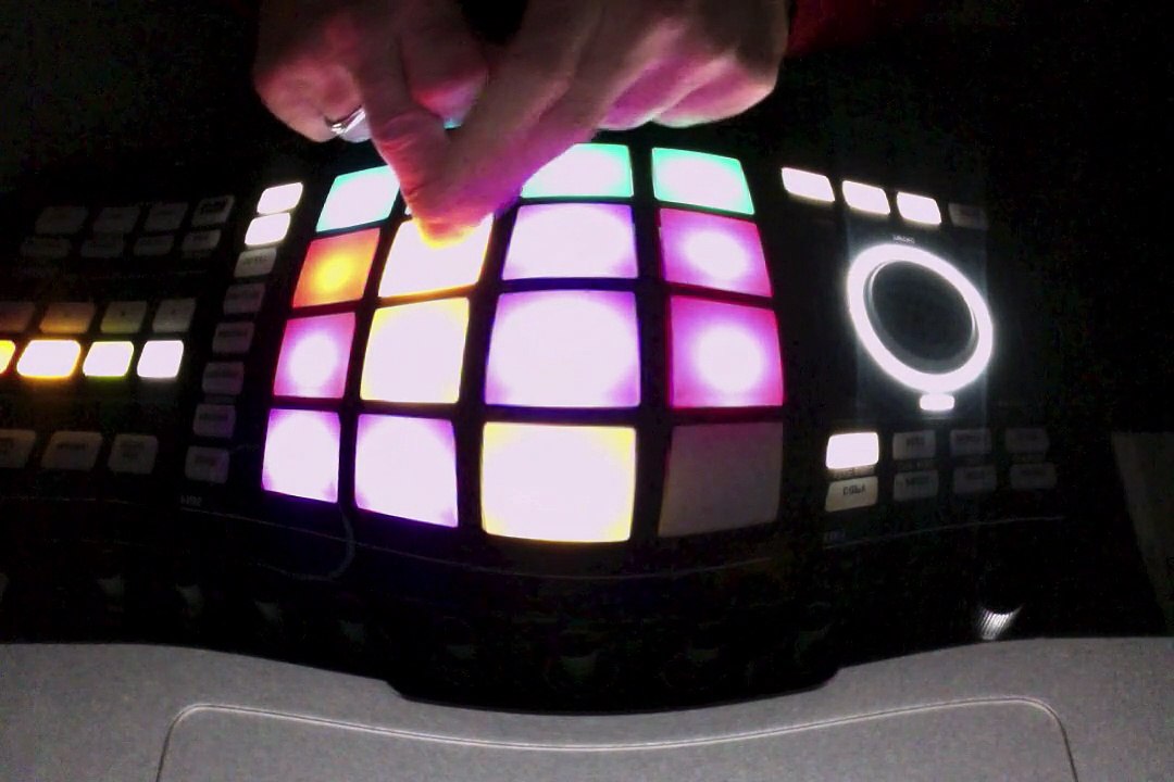 holly s*** - dj faboun ( making of on maschine studio )