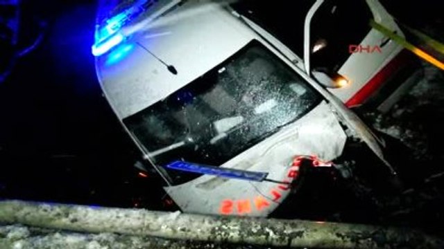 Suşehri Hasta Taşıyan Ambulans Baraj Göletine Uçtu: 4 Yaralı