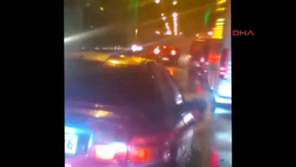 Kamyon Üzerindeki Konteyner Fsm'de Yol Ortasına Düştü