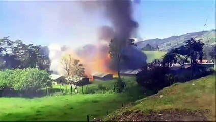 L'explosion d'un entrepôt de Feu d'artifice met un cameraman au sol! Onde de choc puissante