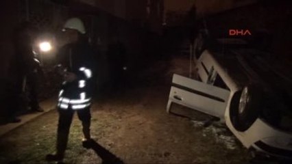 Tokat Yoldan Kayan Otomobil 10 Metreden Site Bahçesine Uçtu 2 Yaralı