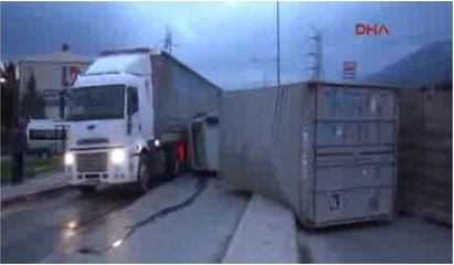 Buzlanan yolda TIR devrildi