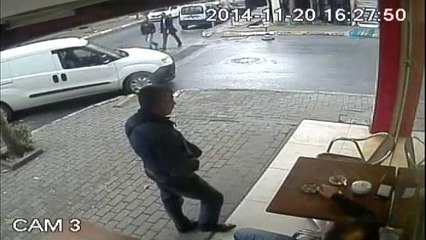 Minibüsü çalarken kameralara yakalandı