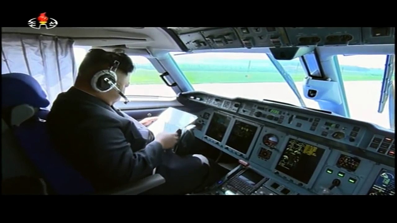 Propagande: Kim Jong-un pilote un avion