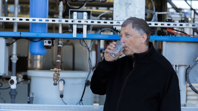 Bill Gates boit un verre d'eau issu d'excréments