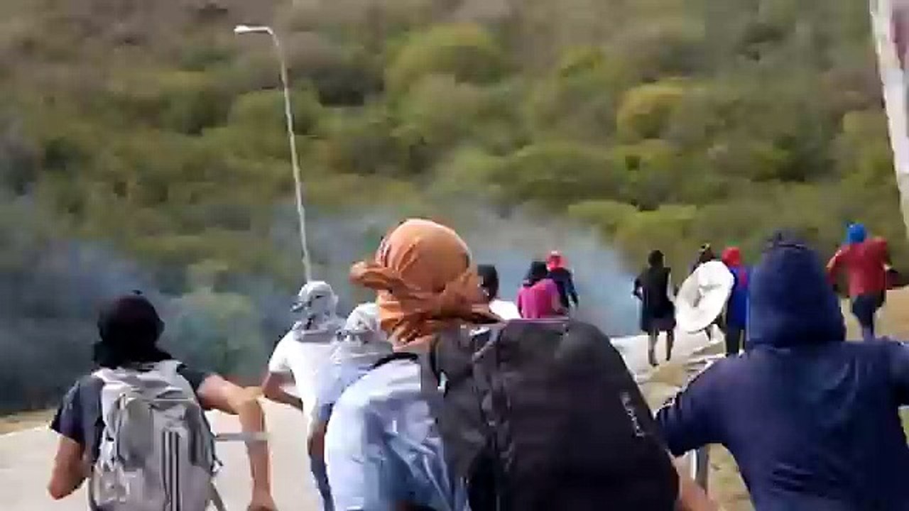 POLICIA DISPARA CONTRA ESTUDIANTES DE LA UDONE, NUEVA ESPARTA, VENEZUELA