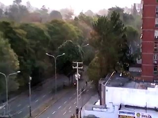 Rescate del chamo que detiene la PNB por parte de los manifestantes en Residencias el Parque