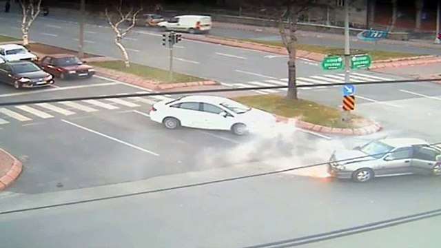 Üç araca çarparak yan yattı