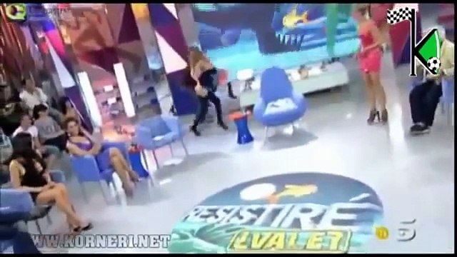 Le strappa il vestito in diretta