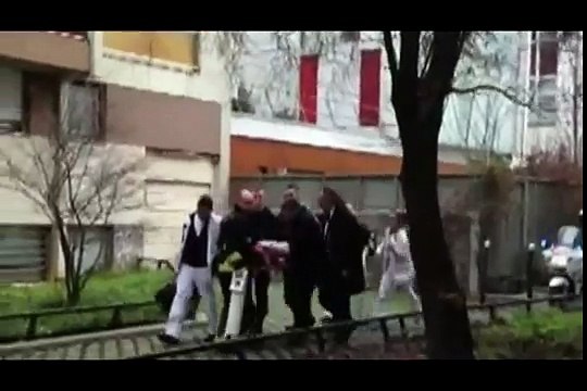 Vídeo amador mostra resgate das vítimas de atiradores em jornal de Paris