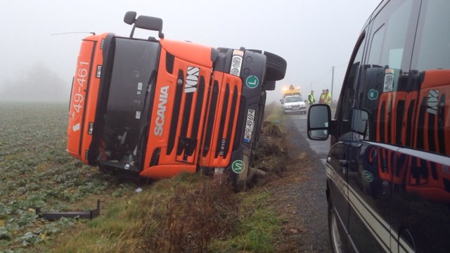 Un camion se couche route de Saulges