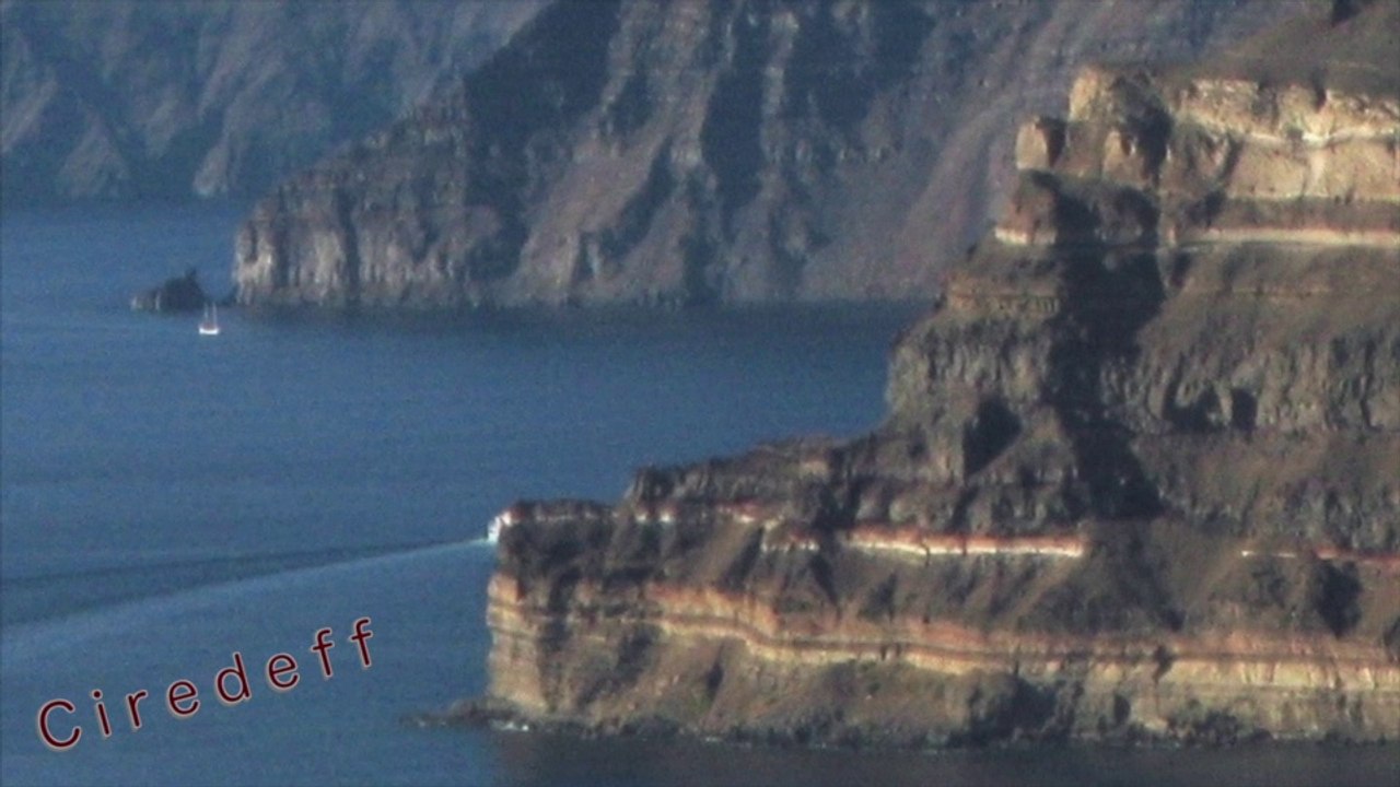 2/2 Tourisme en Grèce Visiter l'ile de Santorin Volcan -- Tourism in Greece Visit the island of Santorini Volcano -- Tourismus in Griechenland Besuchen Sie die Insel Santorin Vulkan -- Turismo en Grecia Visita la isla de Santorini