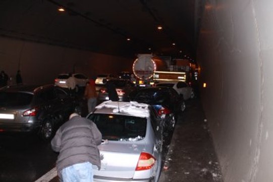 TEM'deki Tünelde 2 Tır, 1 Ambulans 11 Otomobil kaza yaptı