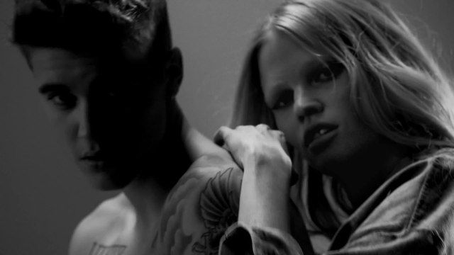 Justin Bieber et Lara Stone dans la pub pour les jeans Calvin Klein