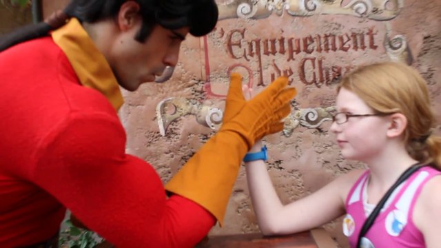 Une petite fille bat Gaston au bras de fer à Disney!