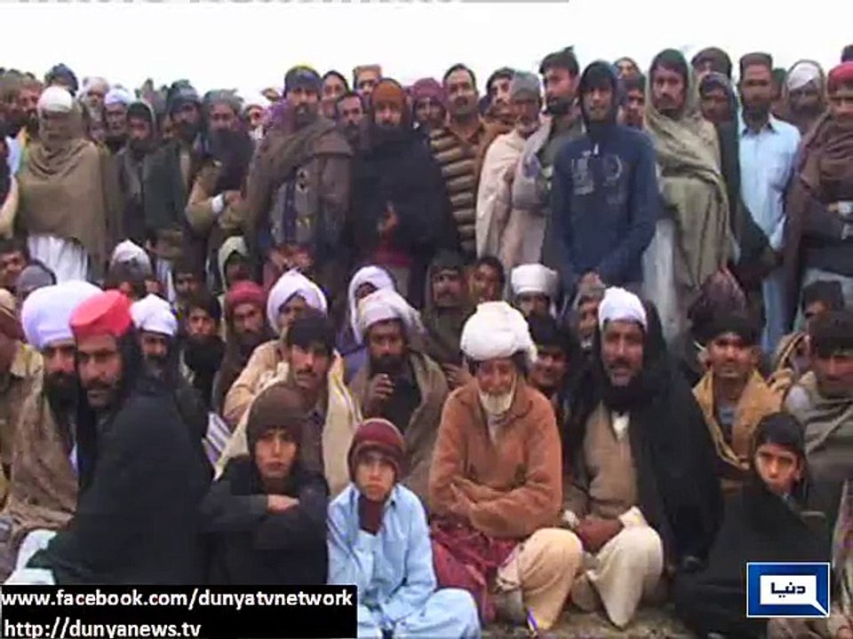 Dunya News - Rajanpur: Traditional camel fight organised