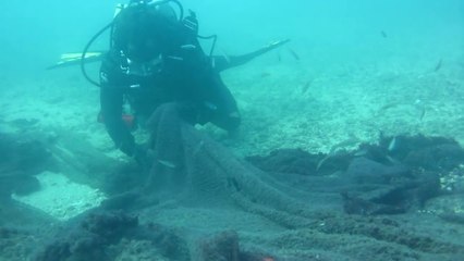 Extracción de redes abandonadas en el  lecho marino